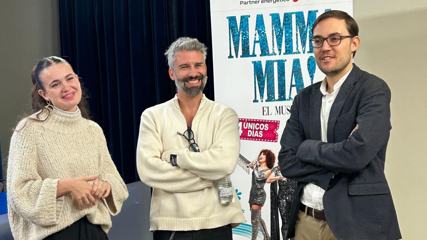El concejal de Cultura, Ángel Fernández, junto a la actriz Gina Gonfaus y el actor Marc Parejo