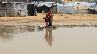Niños palestinos en el campo de desplazados de Jan Younis en Gaza, tras un día de tormenta.