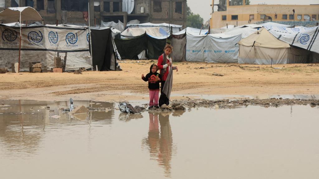 Niños palestinos en el campo de desplazados de Jan Younis en Gaza, tras un día de tormenta.