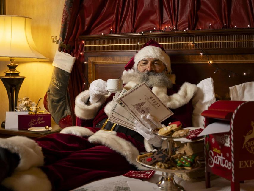 Un Papa Noel leyendo las cartas.