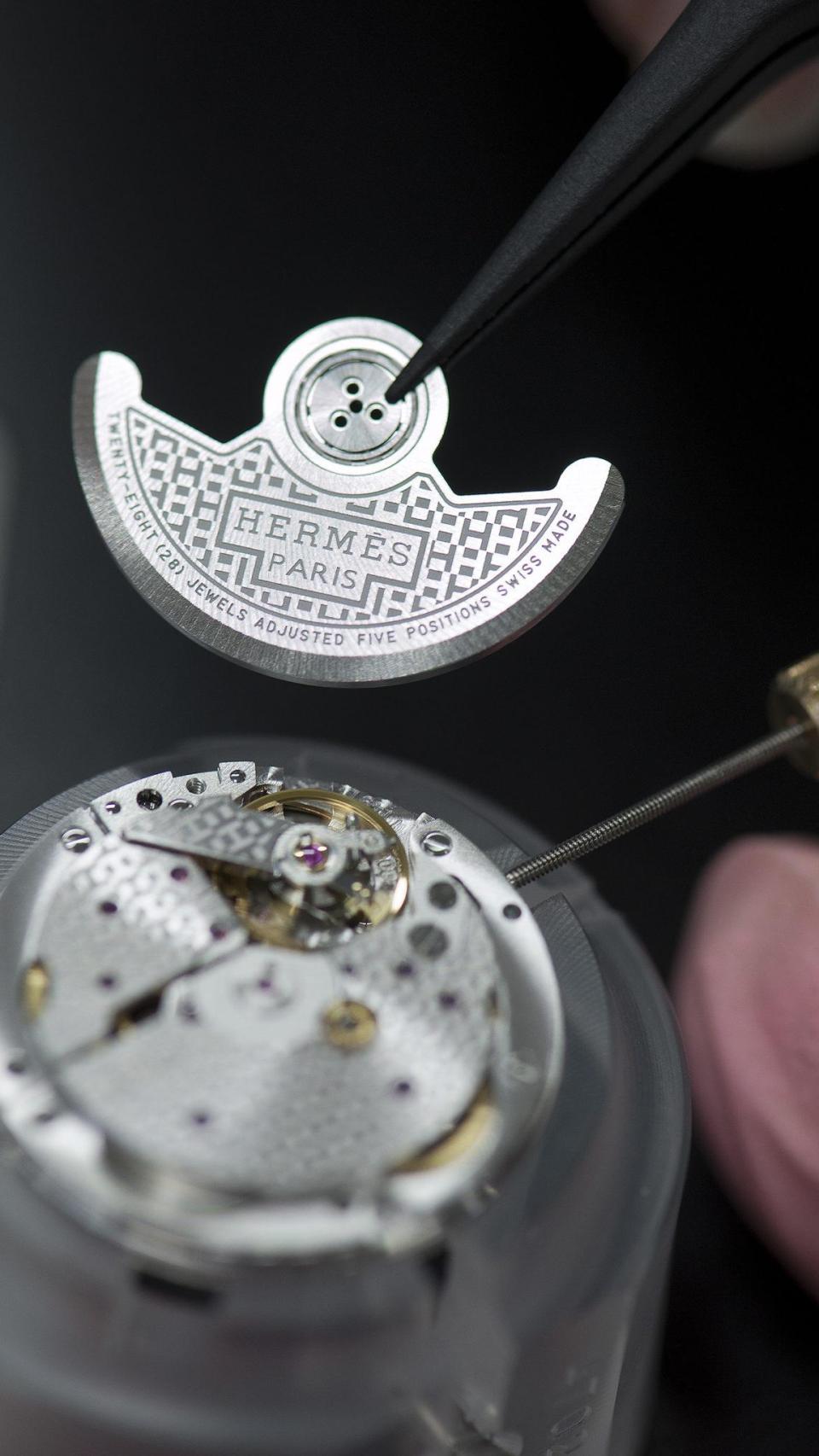 Hermès se caracteriza por su delicada artesanía, que combina técnicas tradicionales con un enfoque poético y un uso sofisticado de materiales.