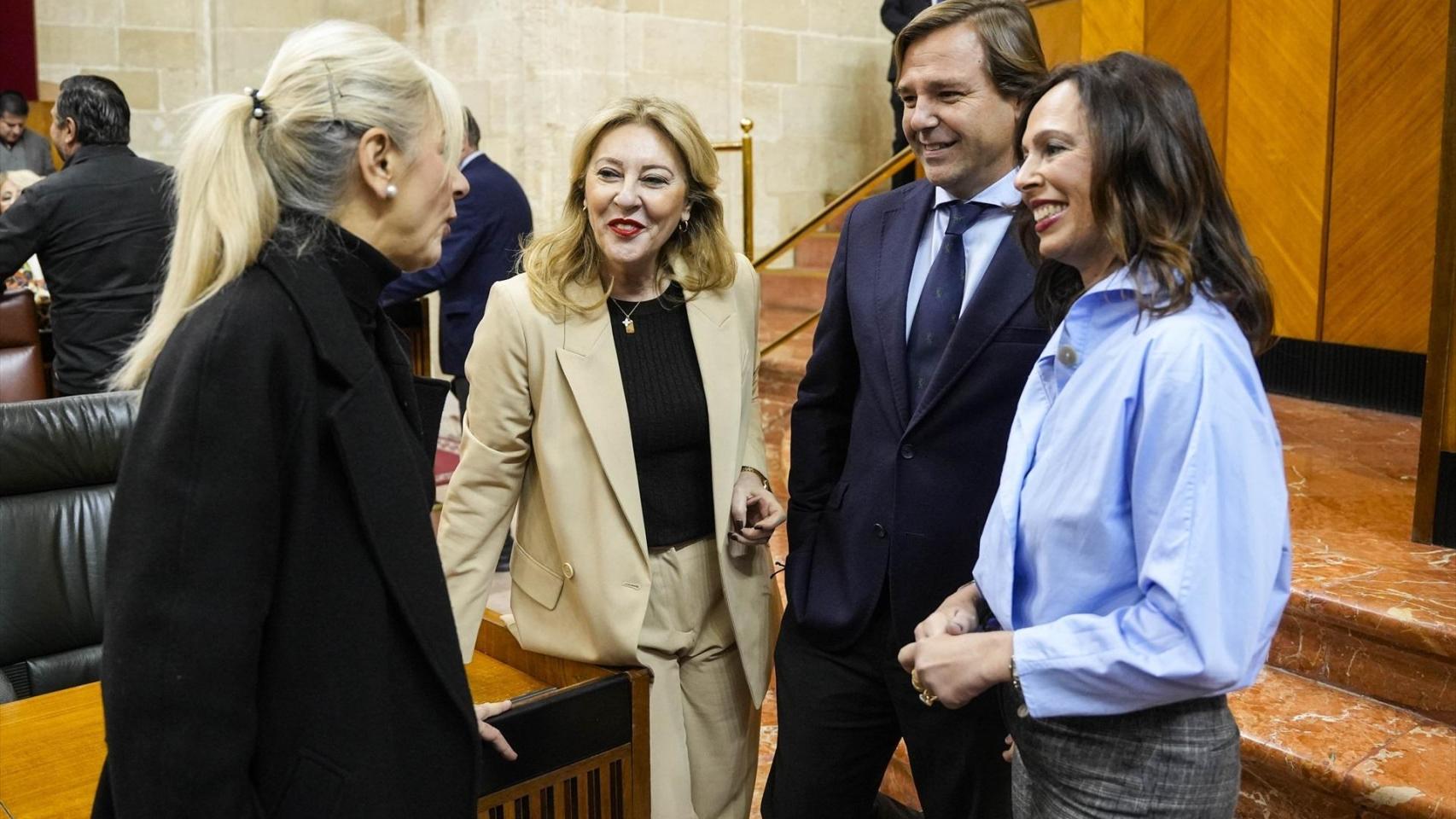 Las consejeras Patricia del Pozo, Carolina España y Rocío Díaz conversan con el secretario general del PP-A, Antonio Repullo.