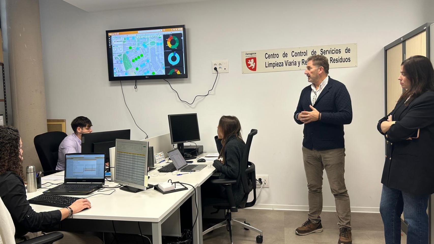 La concejal de Medio Ambiente, Tatiana Gaudes, en su visita a la Oficina de Control de Calidad.