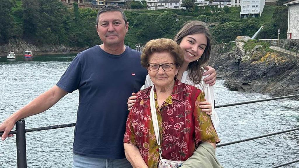Sofía junto a su padre y abuela, dos de los pilares de su vida