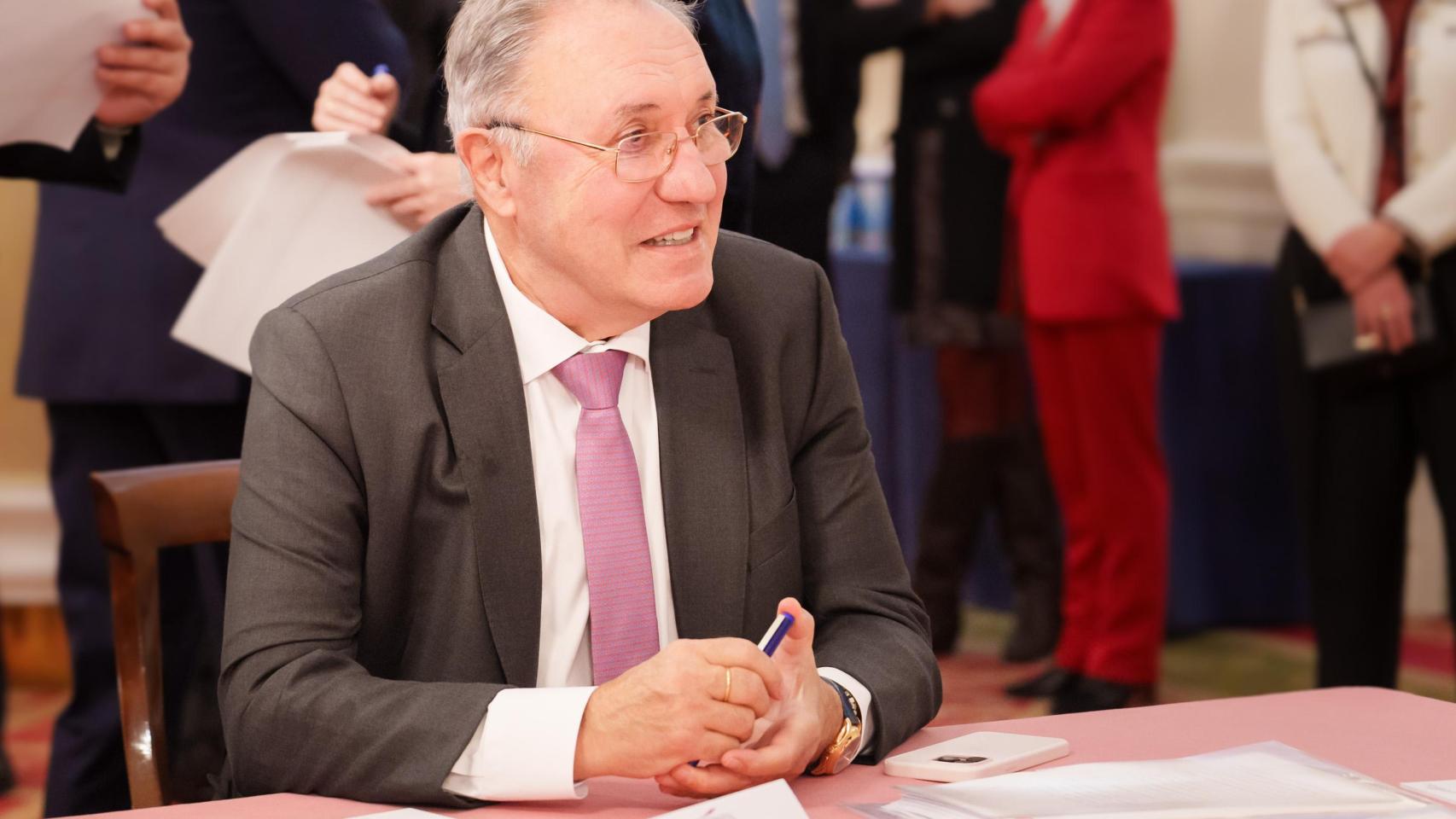 José Antonio Jainaga firmando la entrada del consorcio en Talgo.