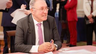 José Antonio Jainaga firmando la entrada del consorcio en Talgo.