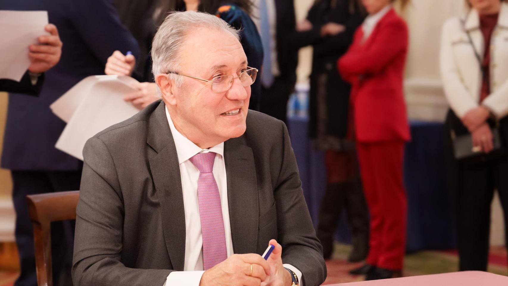 José Antonio Jainaga firmando la entrada del consorcio en Talgo.