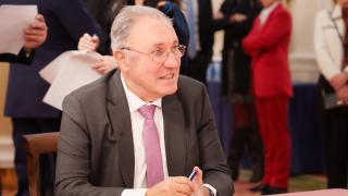 José Antonio Jainaga firmando la entrada del consorcio en Talgo.