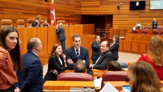 Un grupo de procuradores charla en un receso del pleno de las Cortes de Castilla y León de este miércoles