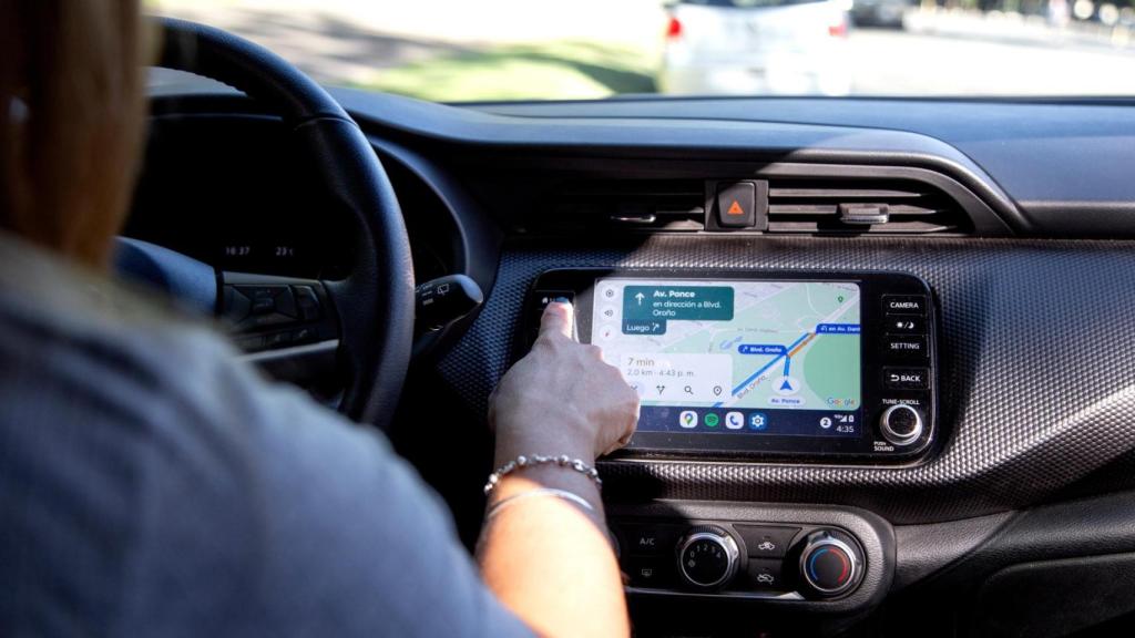 Una mujer configura el GPS