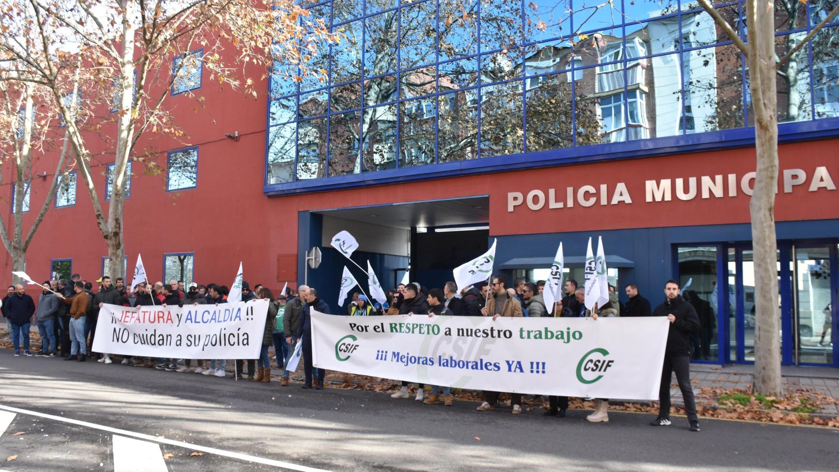 Imagen de la concentración de los agentes municipales ante la Jefatura de la Policía de Valladolid