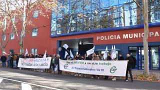 Imagen de la concentración de los agentes municipales ante la Jefatura de la Policía de Valladolid