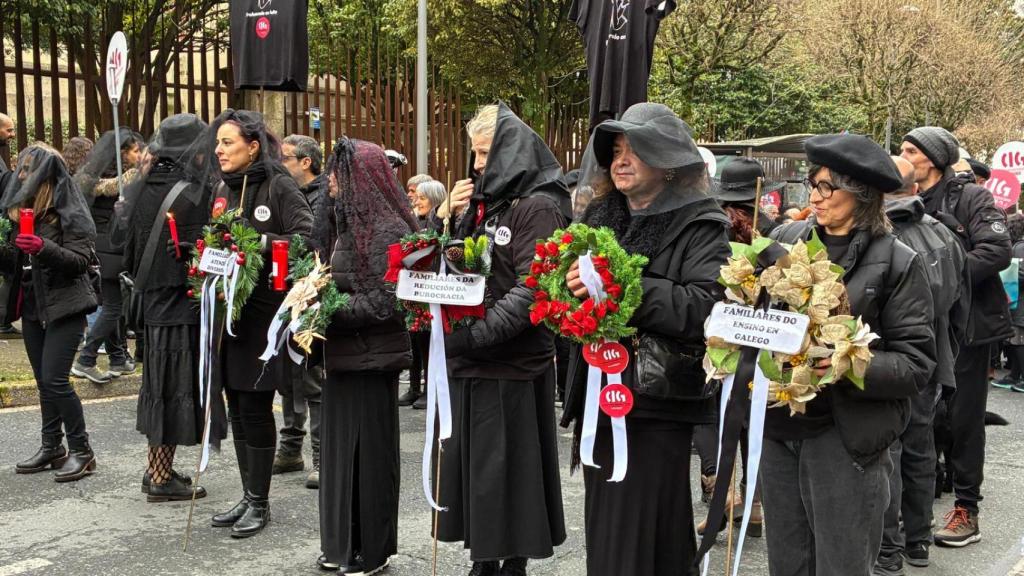 Profesorado asistiendo al entierro de la enseñanza pública