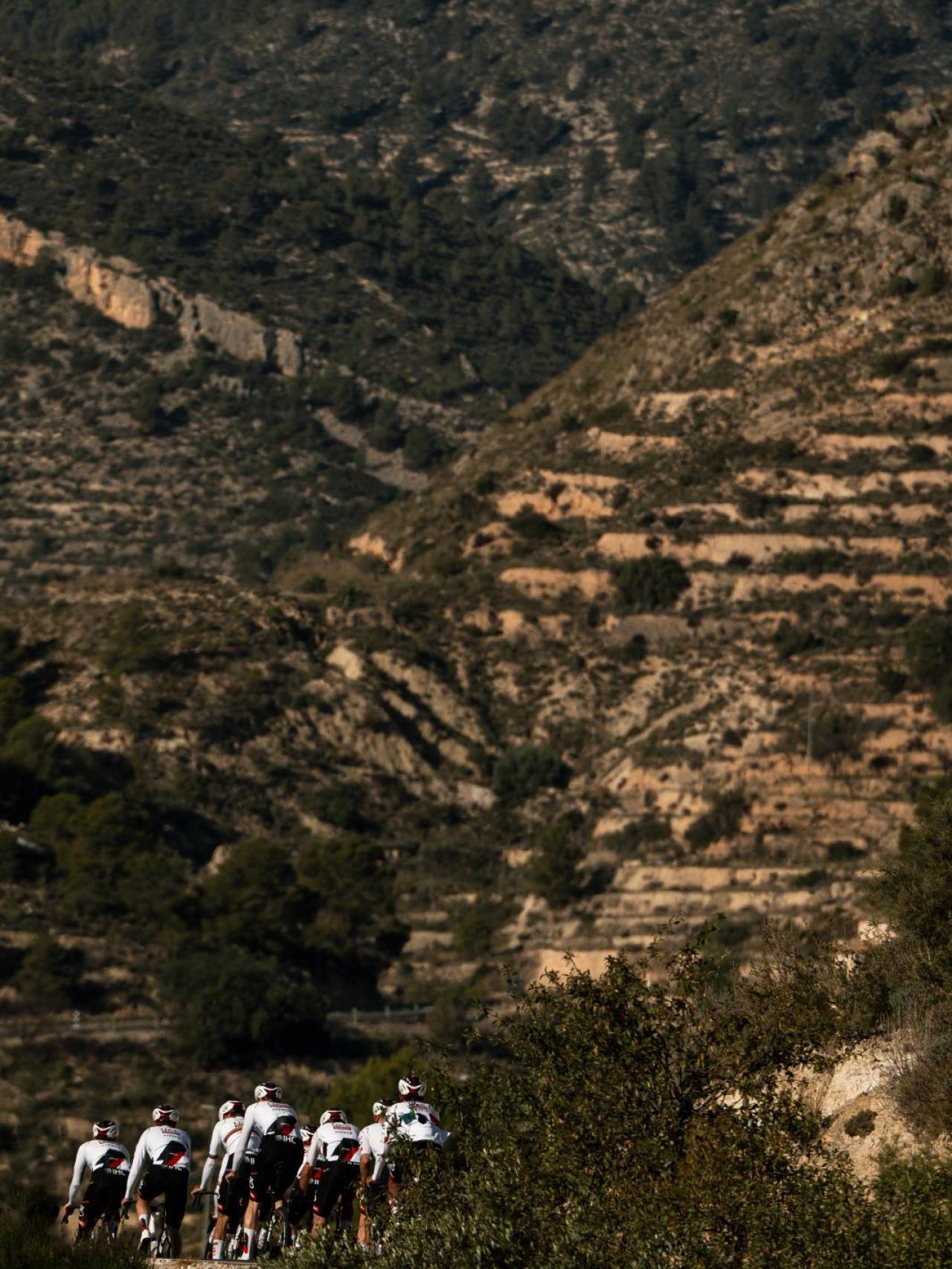Los ciclistas frente al paisaje de Alicante.