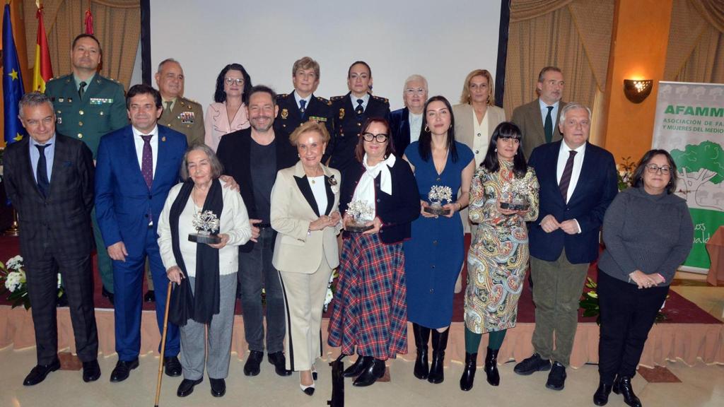 Foto institucional de los galardonados en los Premios Compromiso AFAMMER