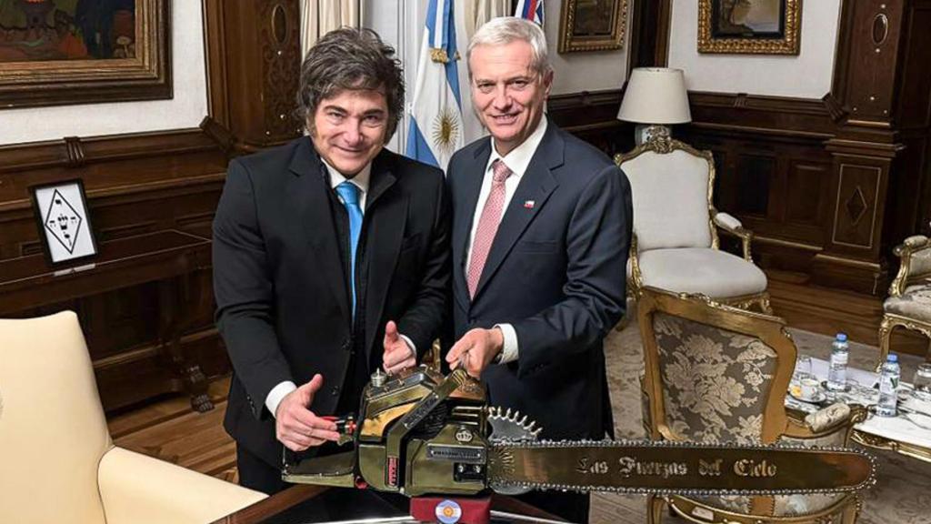 El presidente de Argentina, Javier Milei, posa junto al presidente electo de Chile, José Antonio Kast, y una motosierra en Casa Rosada..