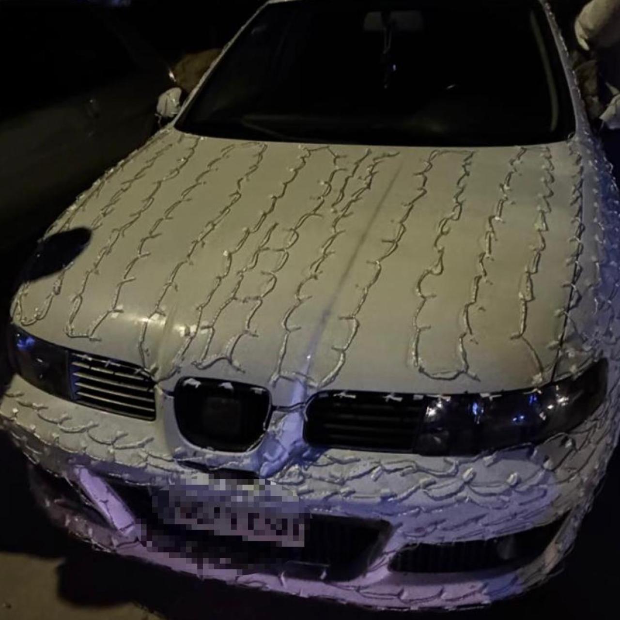 Un Seat con cientos de luces como si fuera un árbol de Navidad.