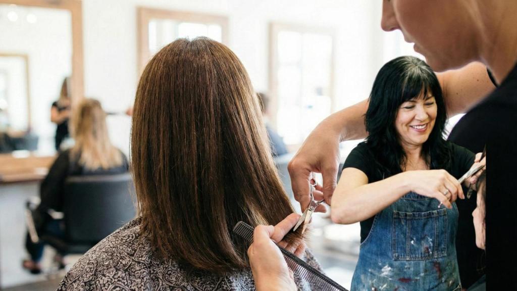Manuela, dueña de una peluquería, vive épocas de trabajo sin apenas descanso