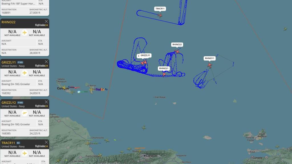 Captura de tela de várias aeronaves dos EUA no espaço aéreo venezuelano.