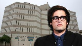 Nick Reiner junto al centro correccional Twin Towers en un montaje de JALEOS.