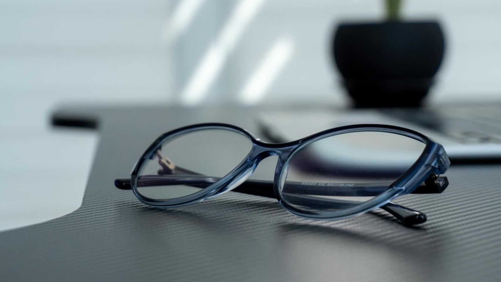 Gafas de ver sobre una mesa