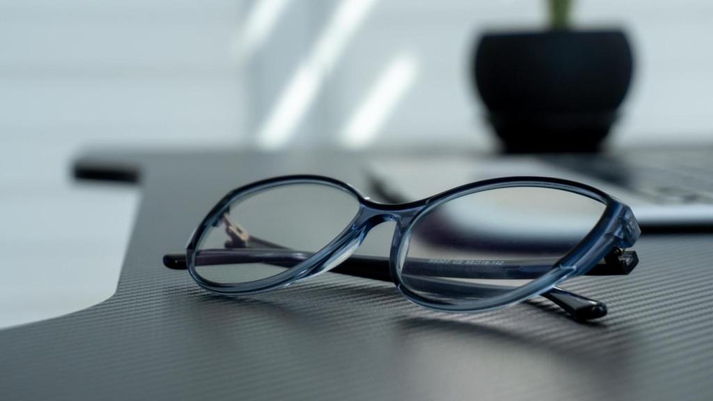 Gafas de ver sobre una mesa