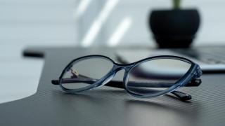 Gafas de ver sobre una mesa