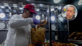 Montaje con una imagen de Humberto y una imagen de archivo de un churrero.