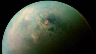 Titán, la luna más grande de Saturno.