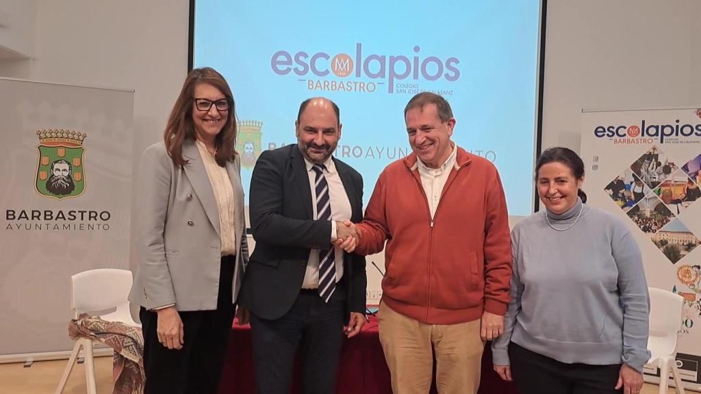 Firma del acuerdo entre el Ayuntamiento de Barbastro y los Escolapios.