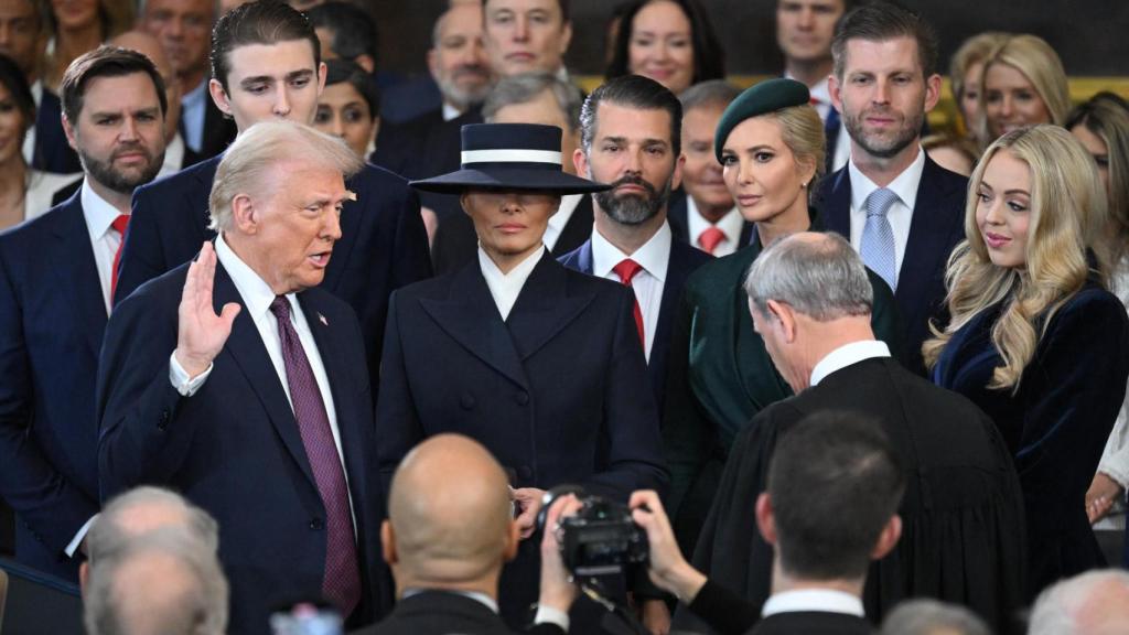 Donald Trump, con su mujer, Melania, y sus hijos Eric, Lara, Ivanka, Donald Trump Jr. y Barron en la 60ª Investidura Presidencial, en Washington D.C., el 20 de enero de 2025.