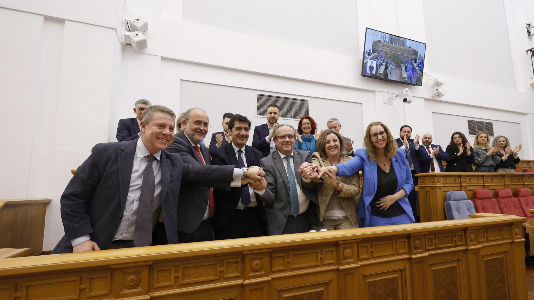 Emiliano García-Page junto a los miembros de su Gobierno celebran la aprobación de los presupuestos de Castilla-La Mancha para 2026.