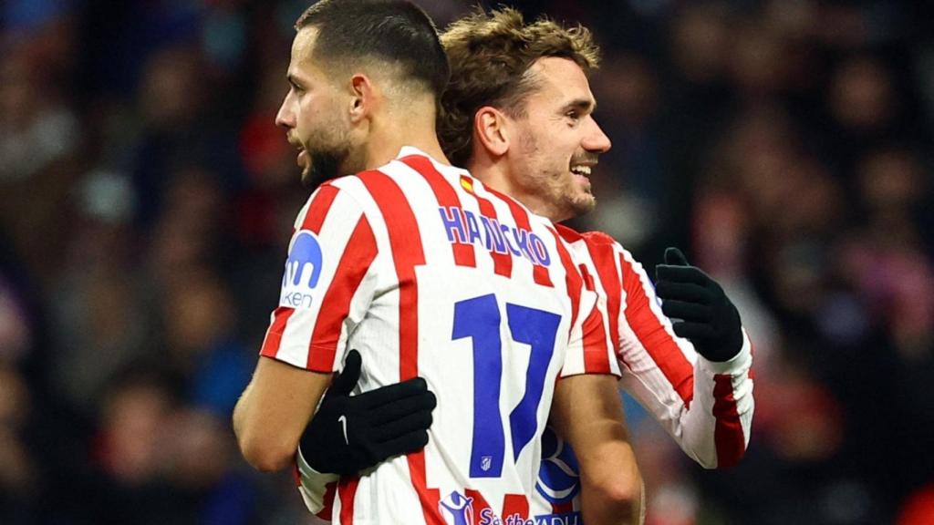 Griezmann se abraza con Hancko en el partido ante el Inter de Milán.