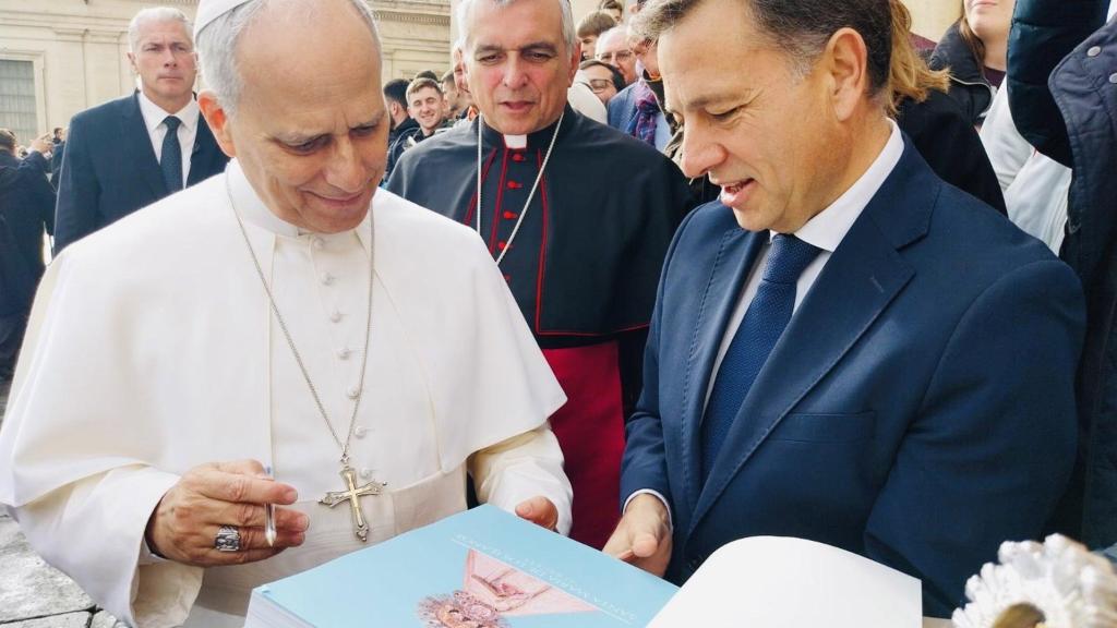 Manuel Serrano, alcalde de Albacete, junto al papa León XIV.