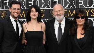 Jake y Romy Reiner, junto a sus padres. Rob y Michele, en una fotografía tomada en octubre de 2024.