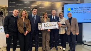 Entrega de la beca a Alberto J. Schuhmacher.