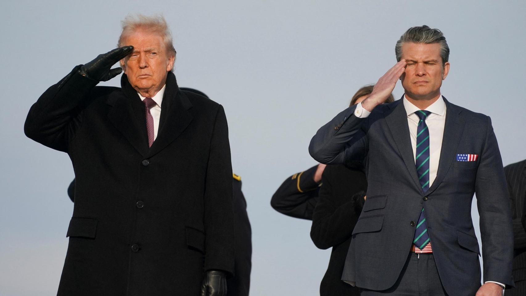 El presidente de Estados Unidos, Donald Trump, y el secretario de Defensa, Pete Hegseth, este miércoles en la Base Aérea de Dover, Delaware, EE.UU