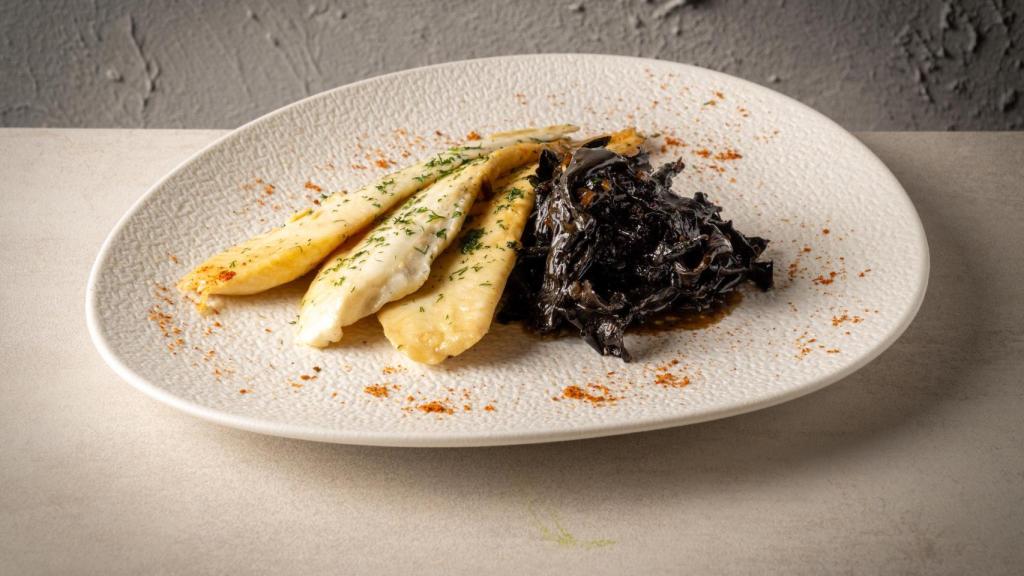 Lenguado a la Meunière con trompeta de la muerte.