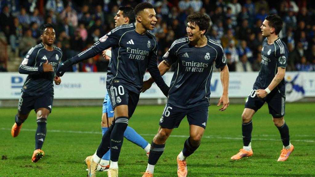 Mbappé y Gonzalo celebran un gol del Real Madrid frente al CF Talavera en la Copa del Rey.