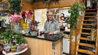 Javier Linacero en su floristería.