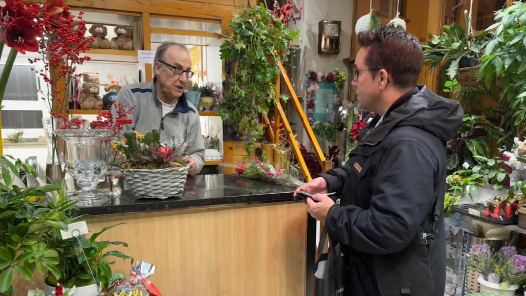 Javier atendiendo a un cliente.