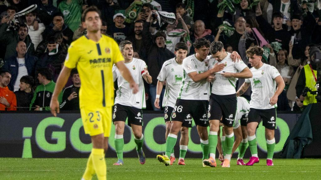 Los jugadores del Racing celebran uno de los goles en la victoria ante el Villarreal.