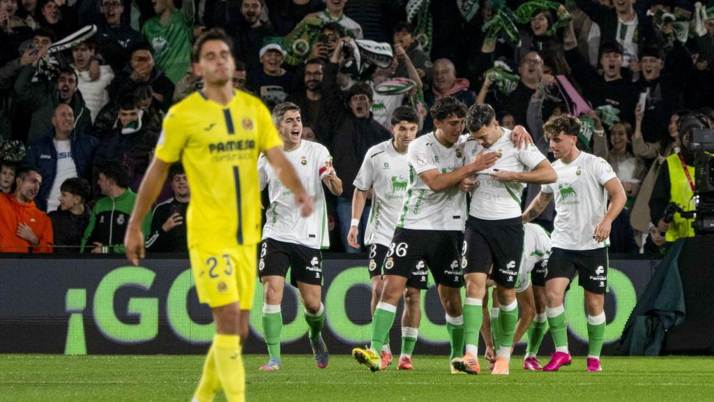 Los jugadores del Racing celebran uno de los goles en la victoria ante el Villarreal.