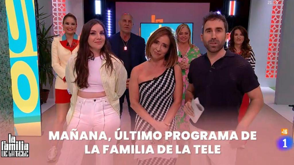 Inés Hernand, María Patiño y Aitor Albizua, en primer plano, anuncian en directo la cancelación de 'La familia de la tele'.