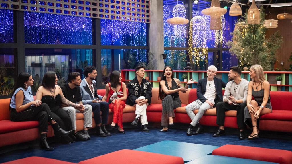 Los concursantes de 'GH 20' en el salón de la nueva casa de Tres Cantos.