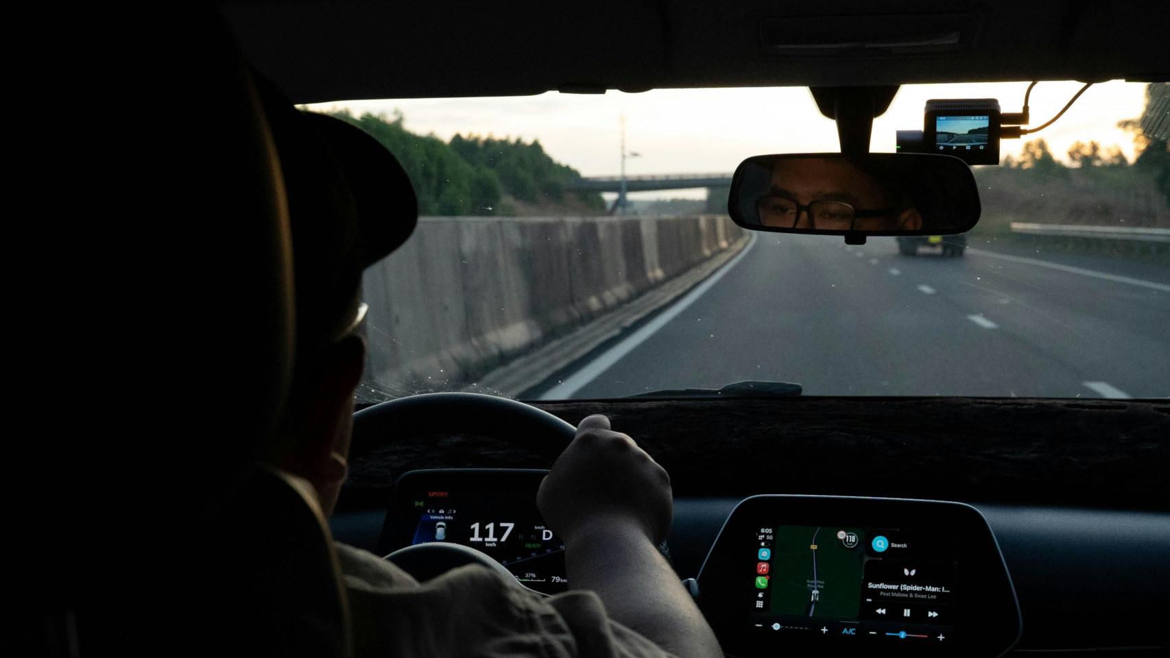 Conductor de un coche con pantalla táctil