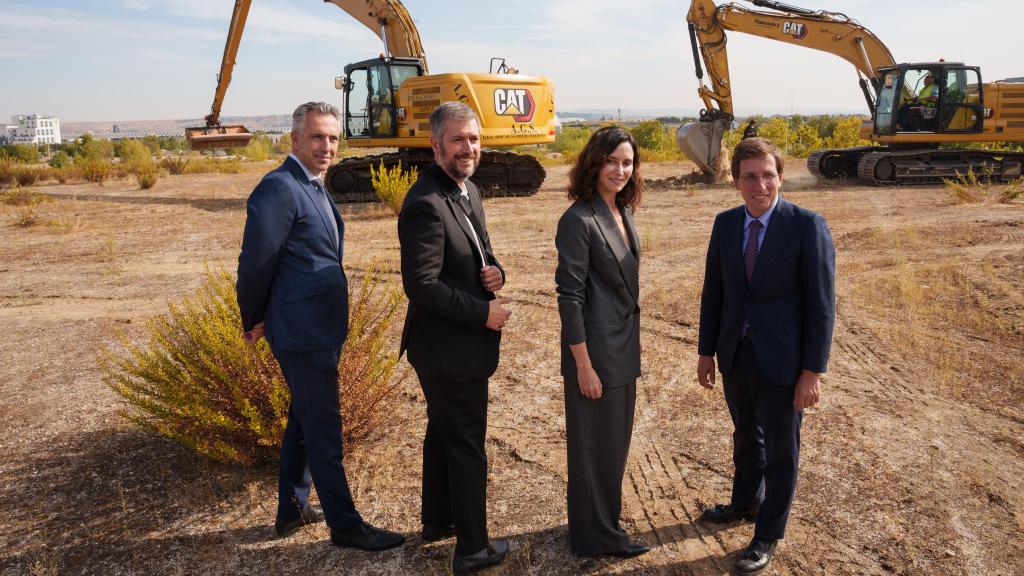 La presidenta de la Comunidad de Madrid, Isabel Díaz Ayuso; el alcalde de Madrid, José Luis Martinez Almeida, con los consejeros de Justicia y Medio Ambiente, durante una visita a las obras de la Ciudad de la Justicia el pasado mes de octubre en Madrid.