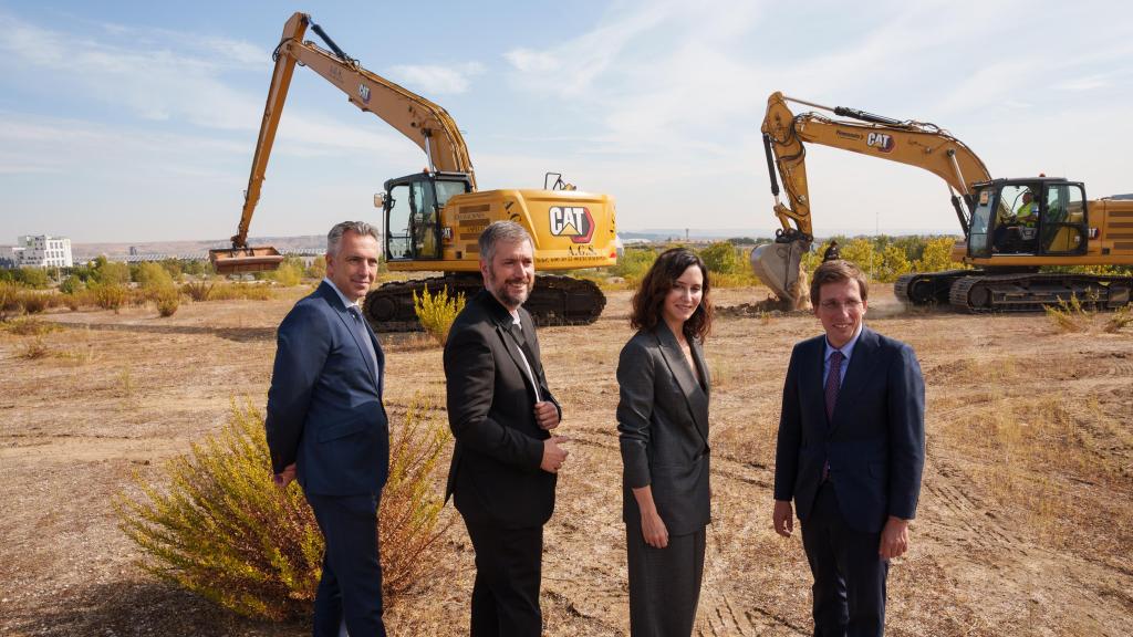 La presidenta de la Comunidad de Madrid, Isabel Díaz Ayuso; el alcalde de Madrid, José Luis Martinez Almeida, con los consejeros de Justicia y Medio Ambiente, durante una visita a las obras de la Ciudad de la Justicia el pasado mes de octubre en Madrid.