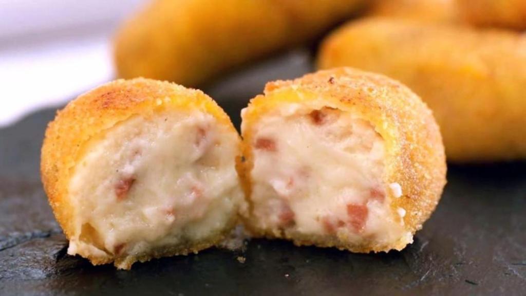 Plato de croquetas cremosas.