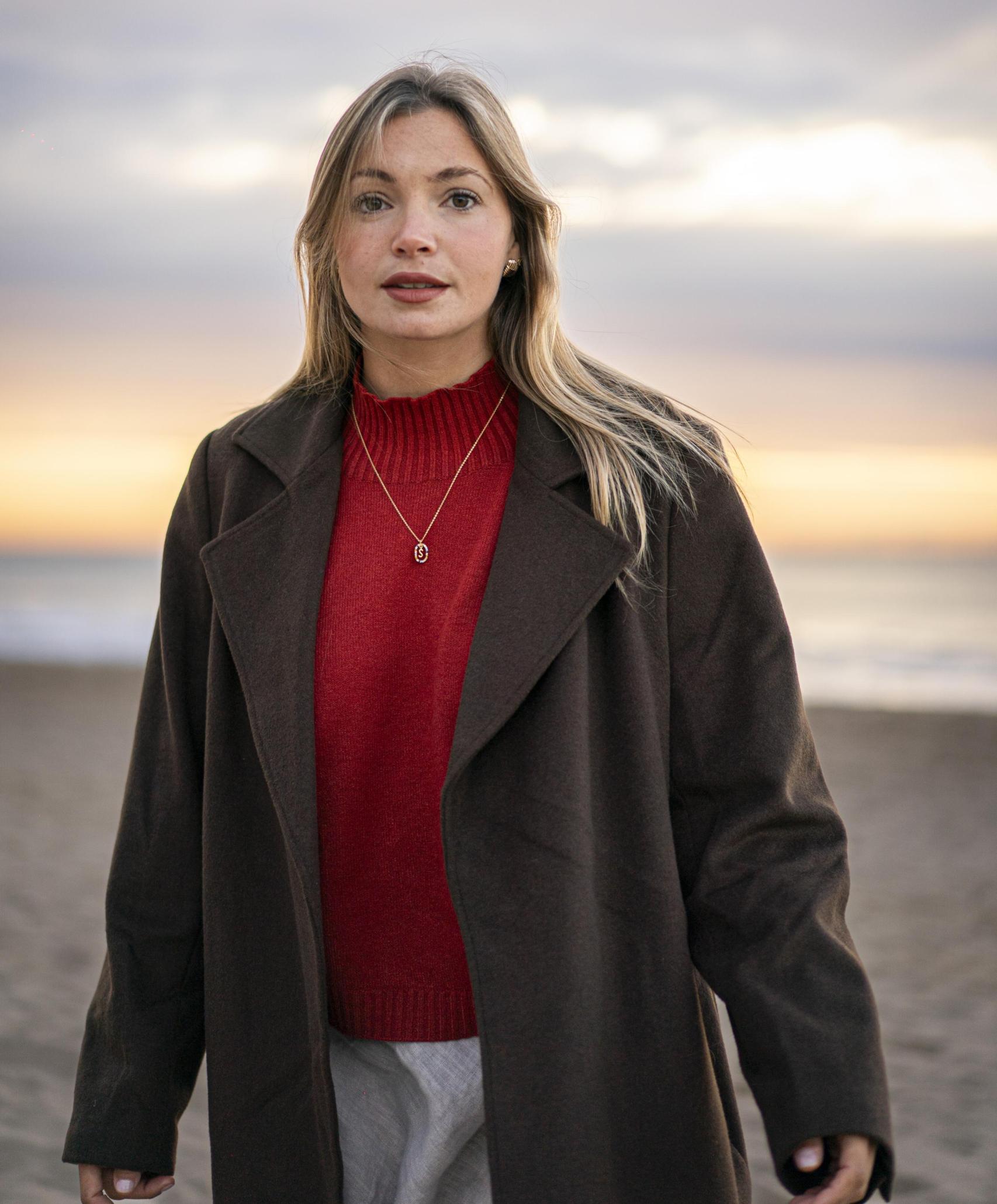 La piloto aprovechas los descansos para pasear por la playa.